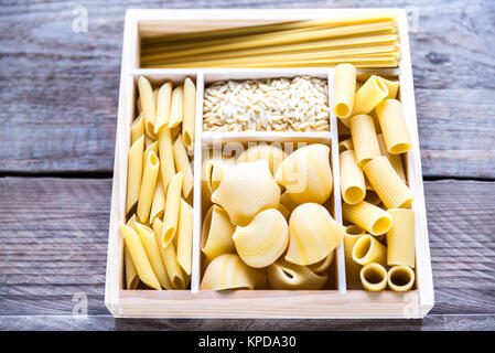 Verschiedene Arten von Nudeln in den hölzernen Behälter Stockfoto