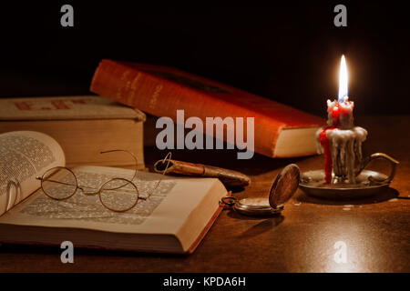 Altes Buch mit Brille und Taschenuhr Stockfoto