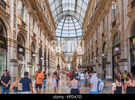 Geschäfte in der Galleria Vittorio Emanuele II, ein historisches Einkaufszentrum in der Innenstadt, Mailand, Lombardei, Italien Stockfoto