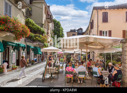 Sidewalk Cafe auf der Piazza Ragazzoni im historischen Zentrum von Orta San Giulio, Ortasee, Italienische Seen, Piemont, Italien Stockfoto
