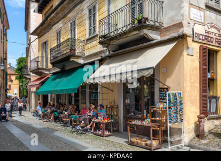 Cafes und Geschäften auf der Piazza Mario Motta hinunter über Olina, Orta San Giulio, Ortasee, Italienische Seen, Piemont, Italien Stockfoto