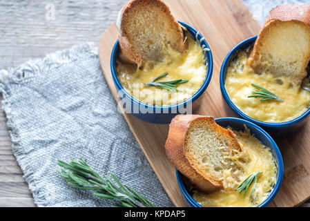 Schalen der Zwiebel Suppe auf dem Holzbrett Stockfoto