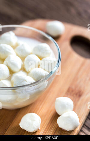 Schüssel mit Mozzarella Bocconcini Stockfoto