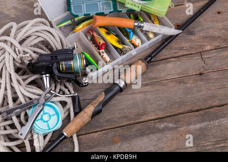 Angeln und Köder in Aufbewahrungsboxen Stockfoto