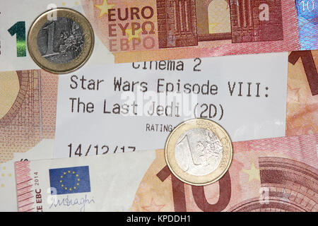 Öffnung Tag Kino Ticket für Star Wars Episode VIII Die letzten Jedi mit Euro cash Stockfoto