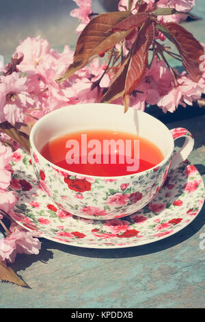 Schöne, Englisch, vintage Teetasse mit japanischen Kirschbaum Blüten, Nähe upt Stockfoto