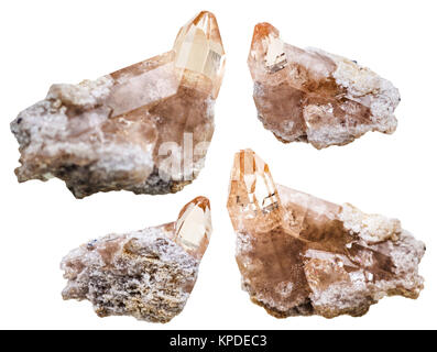 Vier topaz Kristallen auf Felsen isoliert auf weißem Stockfoto