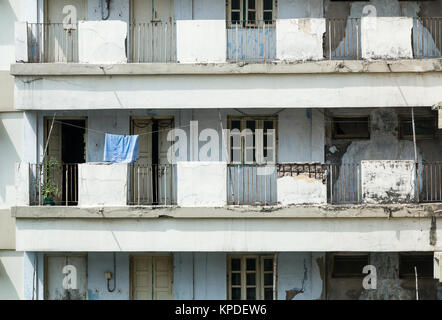 Squalid Gehäuse in Kalkutta (Kolkata) in Indien. Das verlassene Wohnung Blöcke sind immer noch die Heimat Familien. Stockfoto