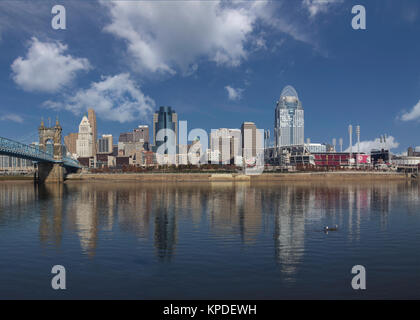 Die Stadt von Cincinnati, Ohio USA auf einem hellen, sonnigen Tag. Stockfoto