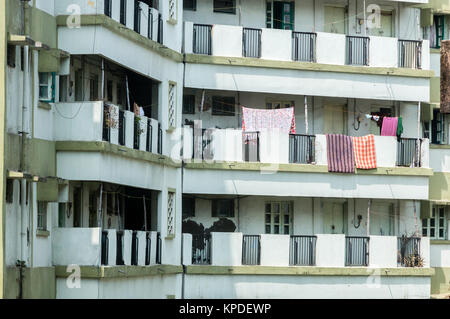 Familien leben in baufälligen tragen squalid appartments in Kalkutta. Stockfoto