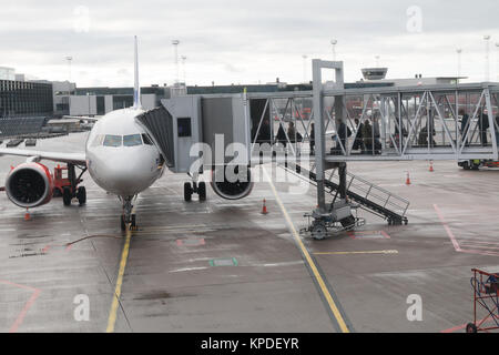 Die Passagiere an Bord eines Airbus entlang einer airbridge oder Fluggastbrücke am Stcokholms Flughafen Arlanda. Stockfoto