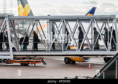 Airbridge mit Passagieren an Bord eines Fluges am Stockholmer Flughafen Arlanda Stockfoto