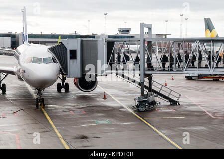 Die Reisenden an Bord eines Airbus entlang einer airbridge am Stockholmer Flughafen Arlanda Stockfoto