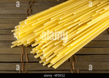 Reihe von Spaghetti auf Holztisch Hintergrund Stockfoto