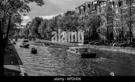 Boote und traditionellen holländischen Häuser in Amsterdam Stockfoto