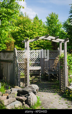 Pergola und ein Ort zum Entspannen im Garten Stockfoto