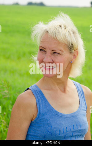 Porträt einer Frau inmitten der Sommerwiesen auf dem Lande Stockfoto