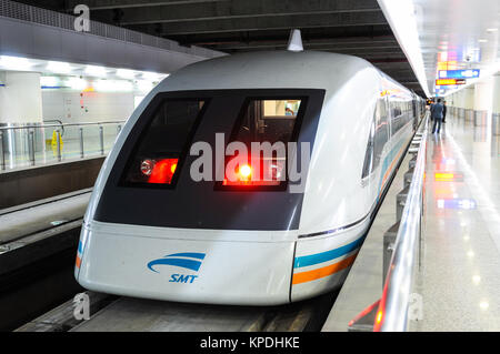 Die Shanghai Maglev Train-eine Magnetschwebebahn ist bereit, von der Plattform am internationalen Flughafen Pudong in Shanghai, China zu verlassen. Stockfoto