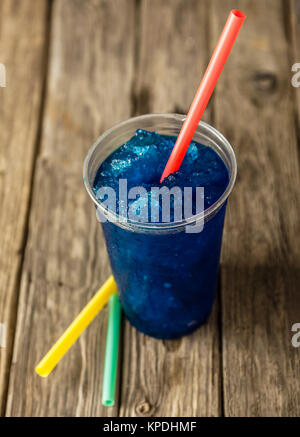 Frozen blau slushie in Schale aus Kunststoff mit Strohhalm Stockfoto