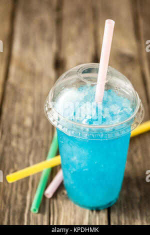 Frozen blau slushie in Schale aus Kunststoff mit Stroh Stockfoto