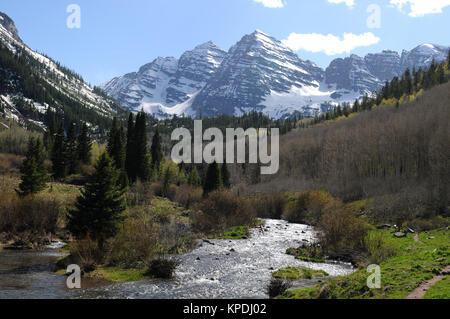 Maroon Creek - Frühling, Maroon Creek, mit Schmelzwasser, unten Hetzen von der Seite der berühmten Maroon Bells bergen gefüllt, Aspen, Colorado, USA. Stockfoto