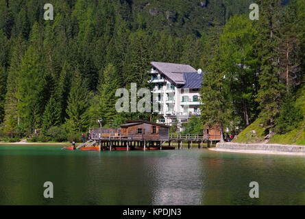 Pragser Wildsee in Den Dolomiten - See Prags in italienischen Alpen Stockfoto