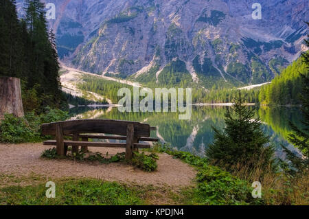 Pragser Wildsee in Den Dolomiten - See Prags in den Dolomiten Stockfoto