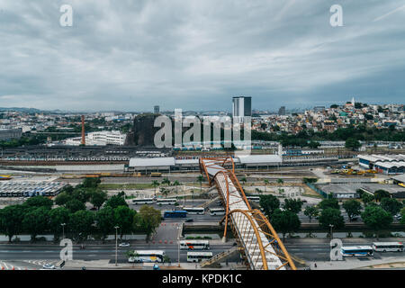 Der geschäftigen Avenida Presidente Vargas in der Innenstadt von Rio de Janeiro, Brasilien mit Blick auf die Guanabara-Bucht Stockfoto