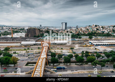 Der geschäftigen Avenida Presidente Vargas in der Innenstadt von Rio de Janeiro, Brasilien mit Blick auf die Guanabara-Bucht Stockfoto