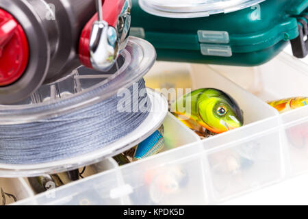 Angeln und Köder in Aufbewahrungsboxen Stockfoto