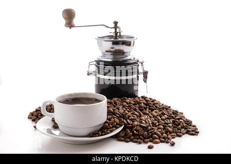 Kaffeemühle mit Kaffeetasse und Bohnen Stockfoto