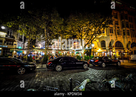 Ein buntes und lebendiges Cafe im 4. Arrondissement in der Nähe von Boulevard Saint-Michel am späten Abend Stockfoto