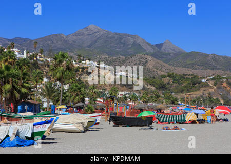 Fischerboote und touristische am Burriana Strand (Playa de Burriana in Nerja an der Costa del Sol in der Provinz Malaga, Spanien Stockfoto