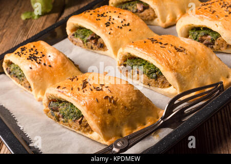 Stettin Gebäck - frittierter Hefeteig gefüllt mit Fleisch oder vegetarisch. Stockfoto