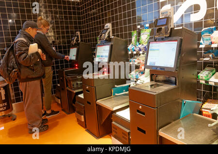 Menschen mit einem bargeldlosen Self-checkout-Maschine in einem Lebensmittelgeschäft, Vancouver, BC, Kanada Stockfoto
