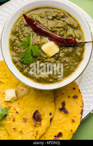 Sarson Ka Saag Makki Ki Roti beliebten North Indian Haupt Menü in der Regel im Winter Saison vorbereitet Stockfoto