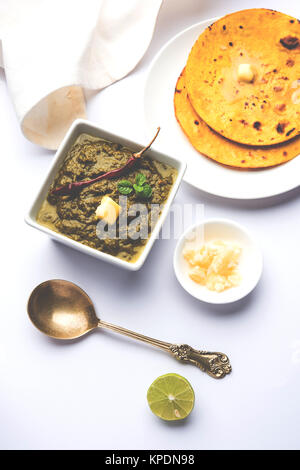 Sarson Ka Saag Makki Ki Roti beliebten North Indian Haupt Menü in der Regel im Winter Saison vorbereitet Stockfoto