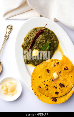 Sarson Ka Saag Makki Ki Roti beliebten North Indian Haupt Menü in der Regel im Winter Saison vorbereitet Stockfoto