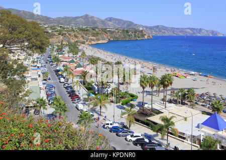 Panoramablick über Burriana Strand (Playa de Burriana in Nerja an der Costa del Sol in der Provinz Malaga, Spanien Stockfoto