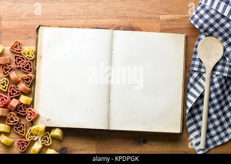 Kochbuch und Pasta in Herzform Stockfoto