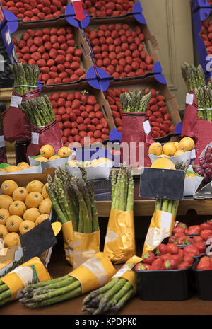 Obst und Gemüse Stall mit Spargel und Erdbeeren Stockfoto
