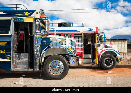 ANTIGUA, GUATEMALA - Dez 25,2015: Typisch guatemaltekische Chicken Bus in Antigua, Guatemala am 25.Dezember 2015. Chicken Bus Es ist ein Name für Bunte, geändert und Stockfoto