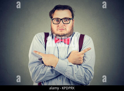 Junge übergewichtige Menschen Probleme mit der Wahl zeigen auf unterschiedliche Weise verwirrt. Stockfoto