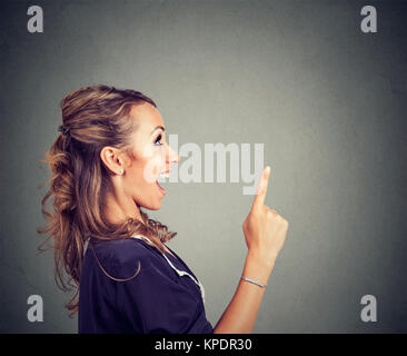 Seitenansicht des Inhalts Frau nach oben mit neuen geniale Idee begeistert. Stockfoto