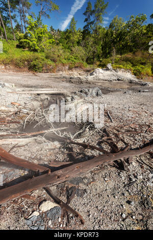 Schwefelhaltige Seen in der Nähe von Manado, Indonesien Stockfoto