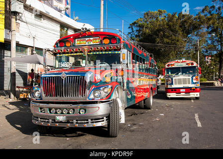 ANTIGUA, GUATEMALA - Dez 25,2015: Typisch guatemaltekische Chicken Bus in Antigua, Guatemala am 25.Dezember 2015. Chicken Bus Es ist ein Name für Bunte, geändert und Stockfoto