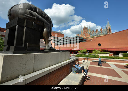 "NEWTON" nach William Blake von Eduardo Paolozzi an der British Library, London. Die größte Bibliothek der Welt. Stockfoto