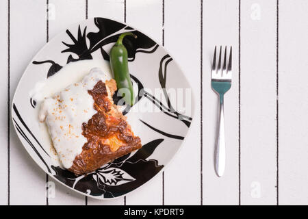 Balkan traditionelles Essen - Moussaka. Mit Pfeffer und Joghurt serviert. Stockfoto