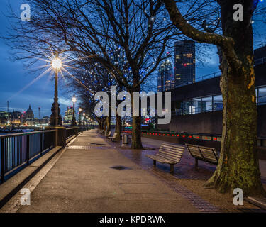 Weihnachten Straßenlaternen und Dekorationen in London Stockfoto