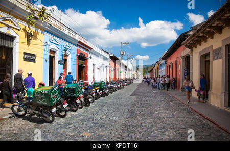 ANTIGUA, GUATEMALA - Dec 27, 2015: Main Street mit der lokalen Bevölkerung und kolonialen Häuser in Antigua am 27.Dezember 2015. Guatemala. Die historische Stadt Antigua i Stockfoto